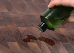 aceite para tablas de picar sobre tabla de nogal